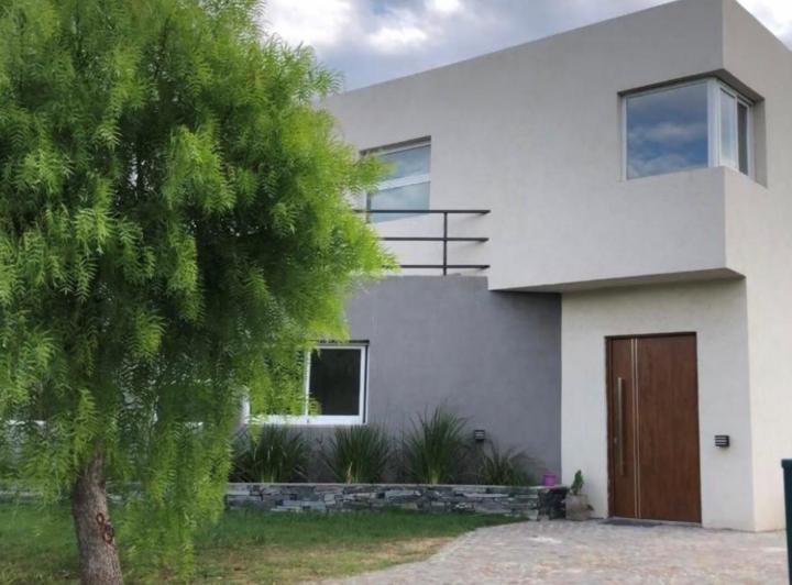 Casa · 222m² · 6 Ambientes · 2 Cocheras
