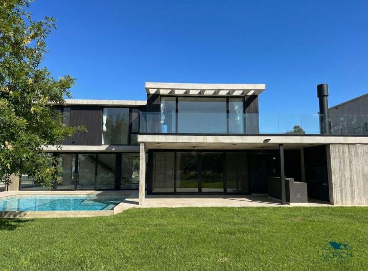 Casa · 367m² · 6 Ambientes · 2 Cocheras