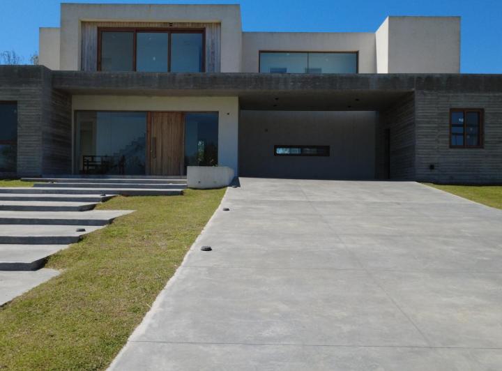 Casa · 294m² · 9 Ambientes · 2 Cocheras
