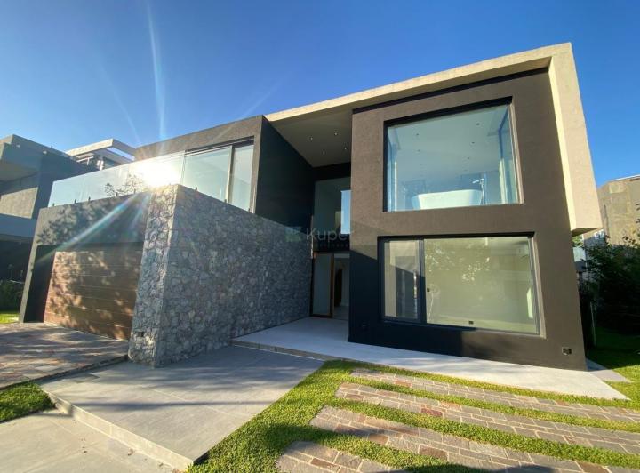 Casa · 590m² · 8 Ambientes · 1 Cochera