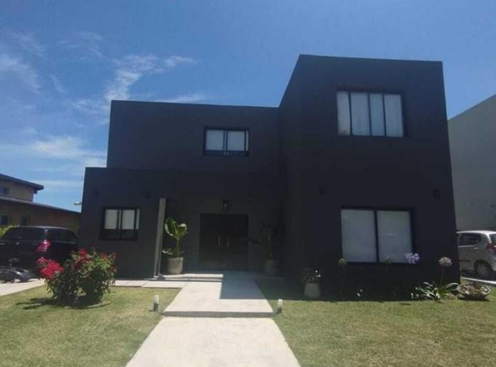 Casa · 180m² · 5 Ambientes · 1 Cochera