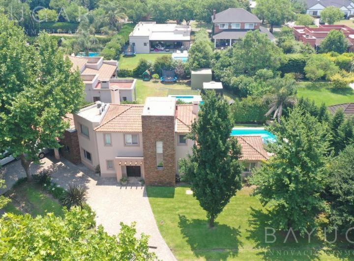 Casa · 228m² · 5 Ambientes · 6 Cocheras