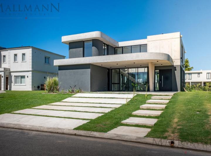 Casa · 294m² · 7 Ambientes · 1 Cochera