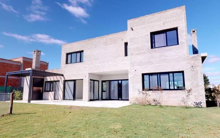 Casa · 217m² · 6 Ambientes · 1 Cochera