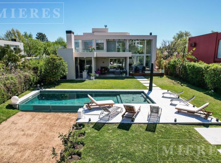 Casa · 550m² · 8 Ambientes · 3 Cocheras