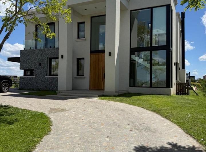 Casa · 312m² · 6 Ambientes · 8 Cocheras