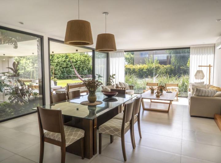 Casa · 476m² · 6 Ambientes · 4 Cocheras