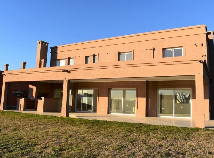 Casa · 250m² · 5 Ambientes · 3 Cocheras