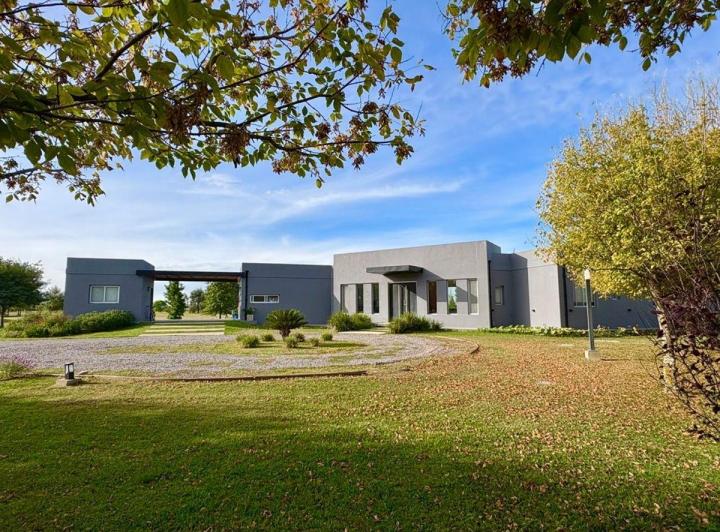 Casa · 270m² · 5 Ambientes · 2 Cocheras