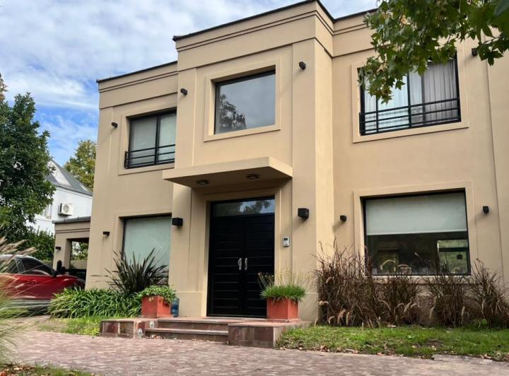 Casa · 192m² · 7 Ambientes · 4 Cocheras