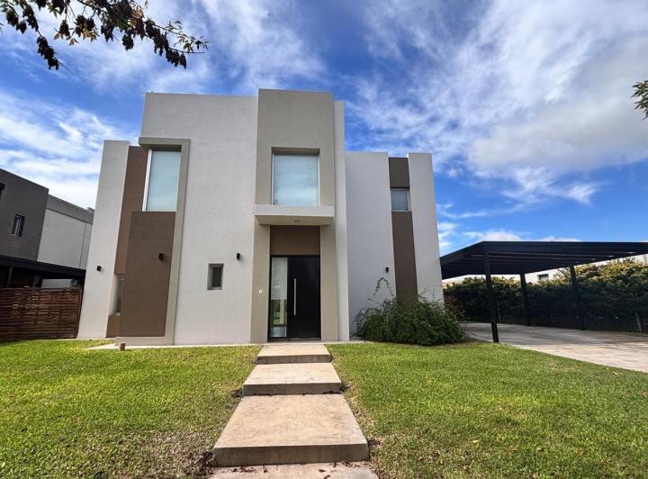 Casa · 222m² · 5 Ambientes · 2 Cocheras