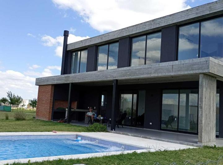 Casa · 215m² · 5 Ambientes · 6 Cocheras