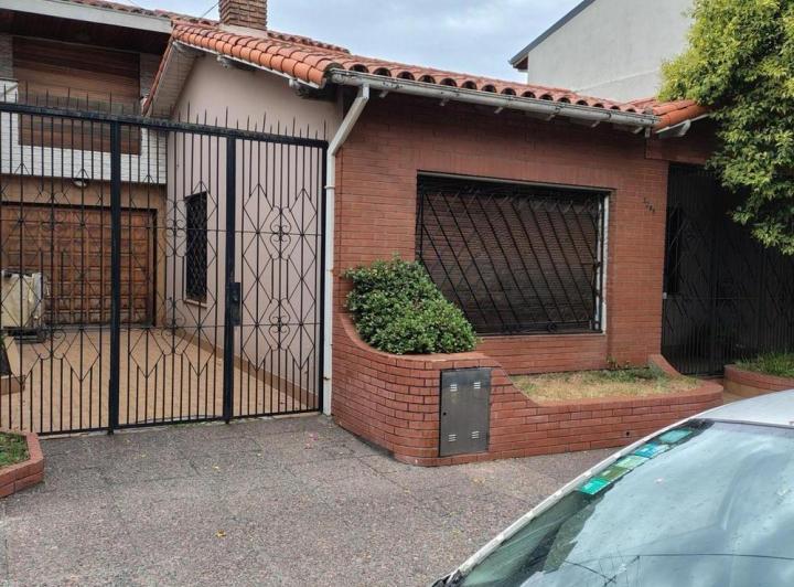 Casa · 1773m² · 5 Ambientes · 3 Cocheras