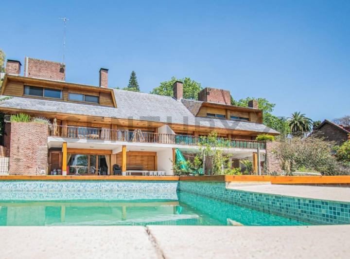 Casa · 412m² · 6 Ambientes · 2 Cocheras