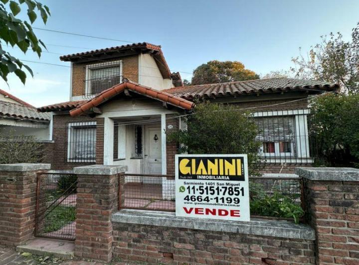 Casa · 220m² · 5 Ambientes · 1 Cochera