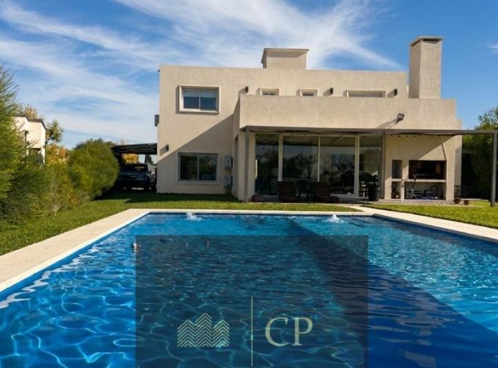 Casa · 233m² · 5 Ambientes · 7 Cocheras