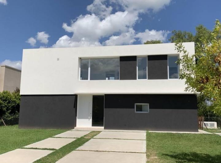 Casa · 230m² · 7 Ambientes