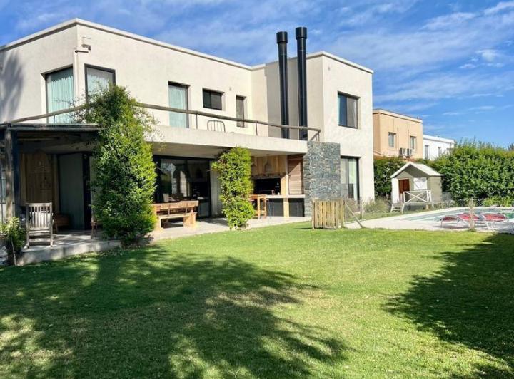 Casa · 230m² · 4 Ambientes