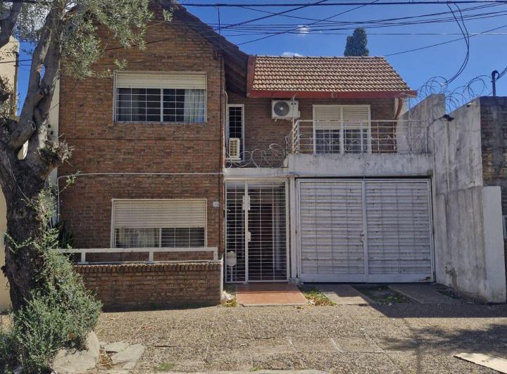 Casa · 275m² · 5 Ambientes · 1 Cochera