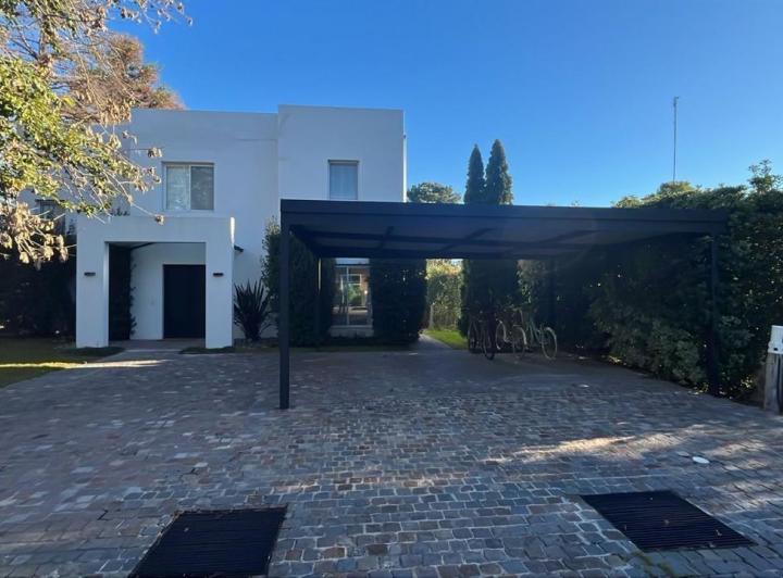 Casa · 321m² · 5 Ambientes · 1 Cochera