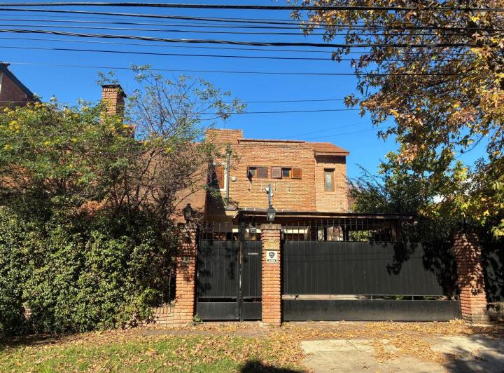Casa · 340m² · 12 Ambientes · 2 Cocheras