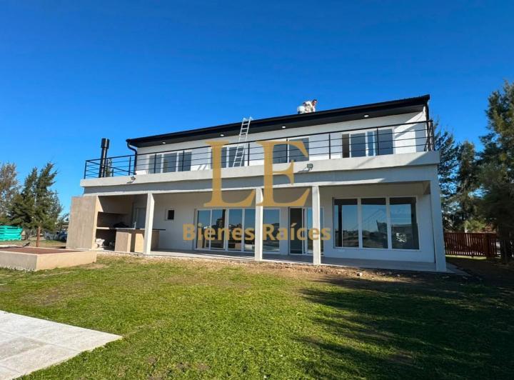Casa · 243m² · 5 Ambientes · 6 Cocheras