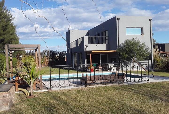 Casa · 243m² · 6 Ambientes · 4 Cocheras