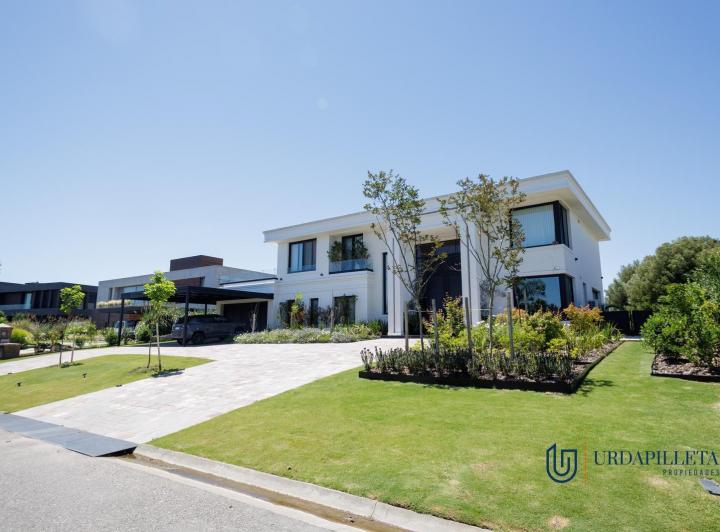 Casa · 426m² · 7 Ambientes · 2 Cocheras