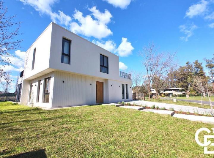 Casa · 250m² · 5 Ambientes · 3 Cocheras