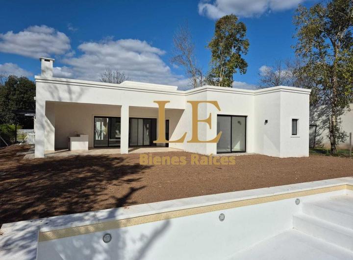 Casa · 228m² · 5 Ambientes · 4 Cocheras