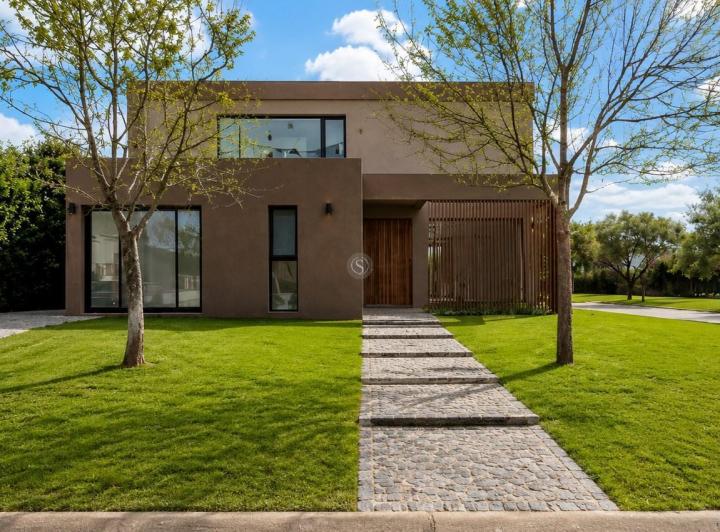 Casa · 230m² · 5 Ambientes