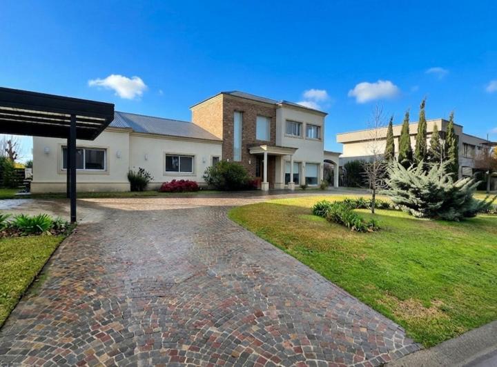 Casa · 233m² · 5 Ambientes · 4 Cocheras