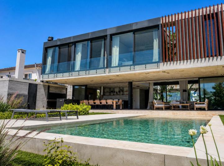 Casa · 284m² · 6 Ambientes · 4 Cocheras