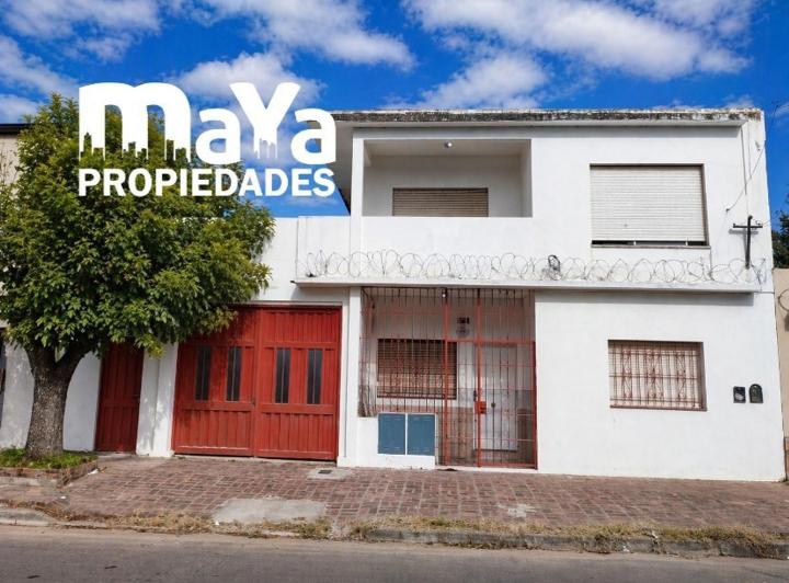 Casa · 230m² · 6 Ambientes · 4 Cocheras