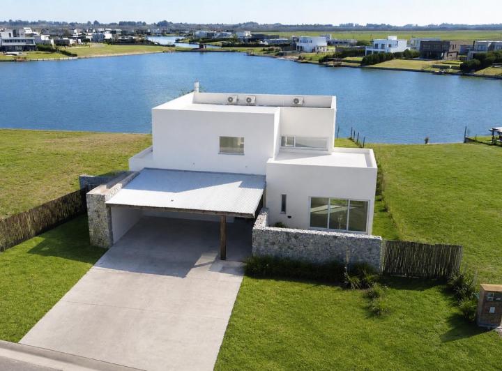 Casa · 222m² · 6 Ambientes · 5 Cocheras