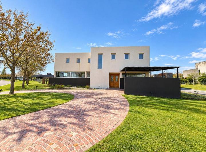 Casa · 240m² · 7 Ambientes · 2 Cocheras