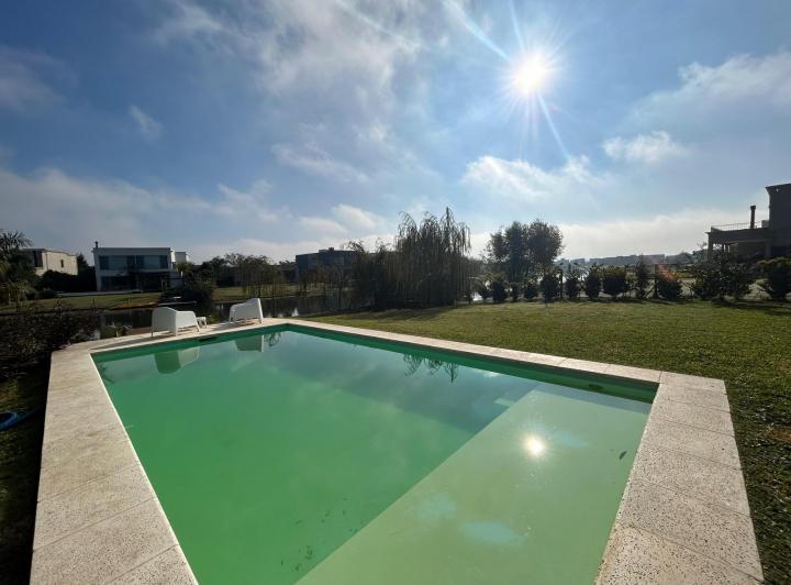 Casa · 210m² · 5 Ambientes · 2 Cocheras