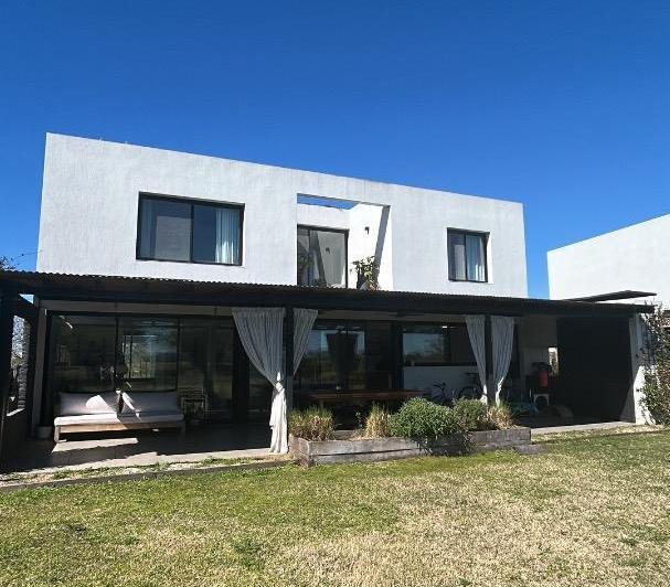 Casa · 245m² · 5 Ambientes