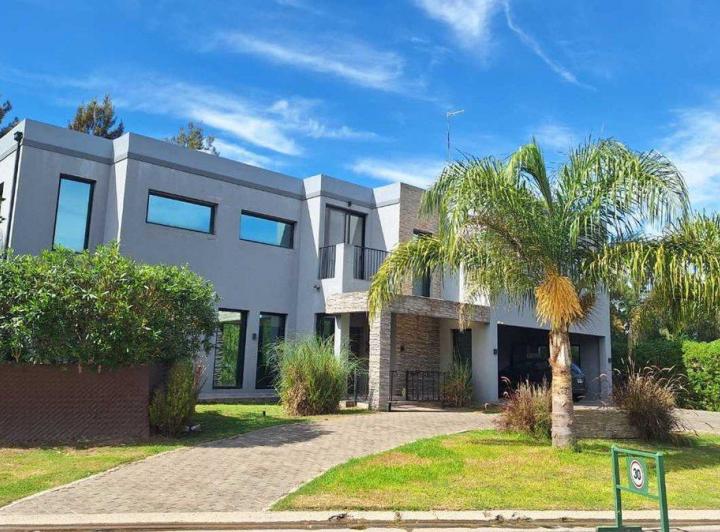 Casa · 240m² · 5 Ambientes · 1 Cochera