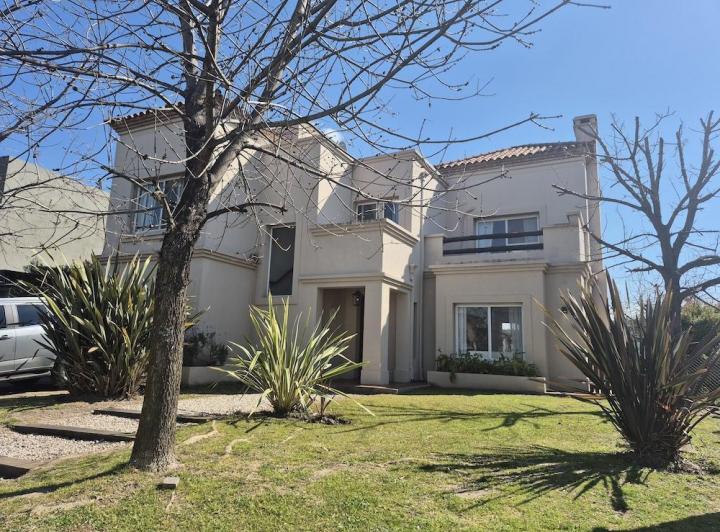 Casa · 221m² · 5 Ambientes · 2 Cocheras
