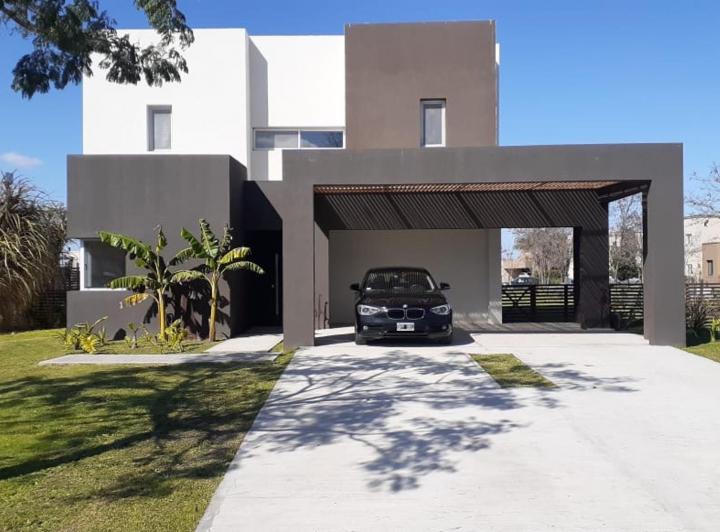 Casa · 185m² · 5 Ambientes · 6 Cocheras