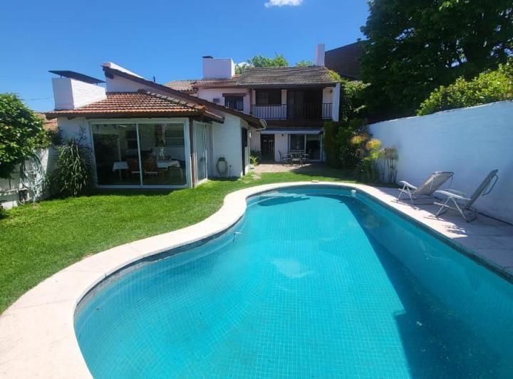 Casa · 300m² · 5 Ambientes · 3 Cocheras