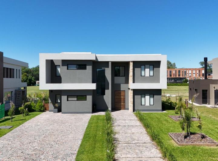Casa · 280m² · 6 Ambientes · 4 Cocheras