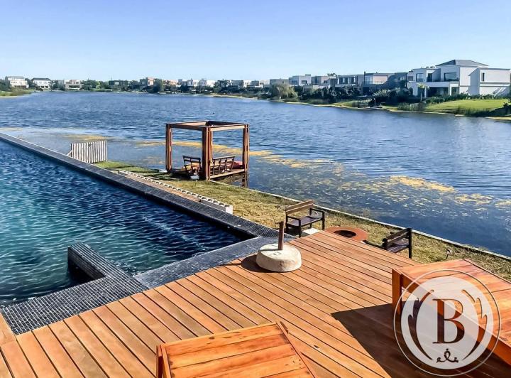 Casa · 329m² · 5 Ambientes · 2 Cocheras