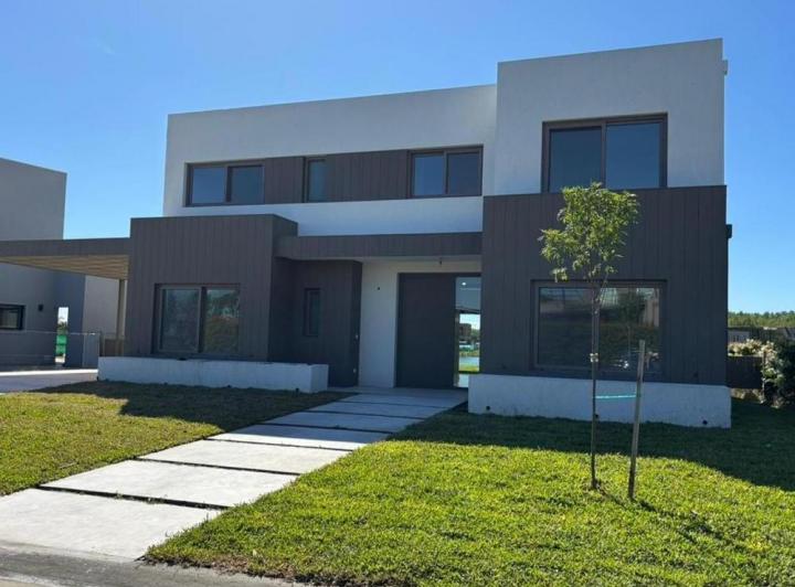 Casa · 240m² · 6 Ambientes · 2 Cocheras