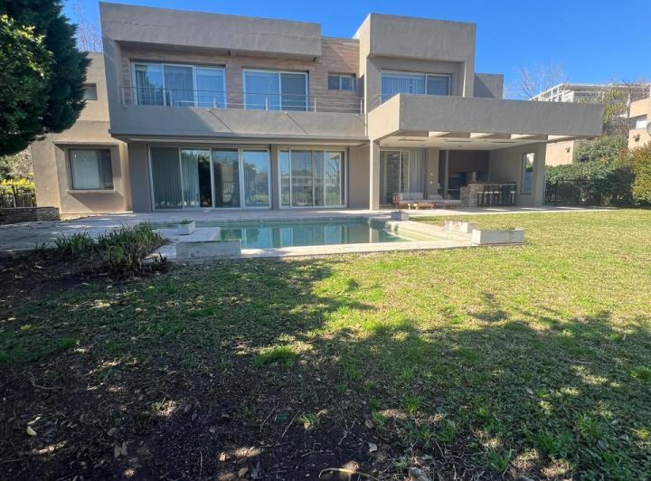 Casa · 375m² · 5 Ambientes · 2 Cocheras