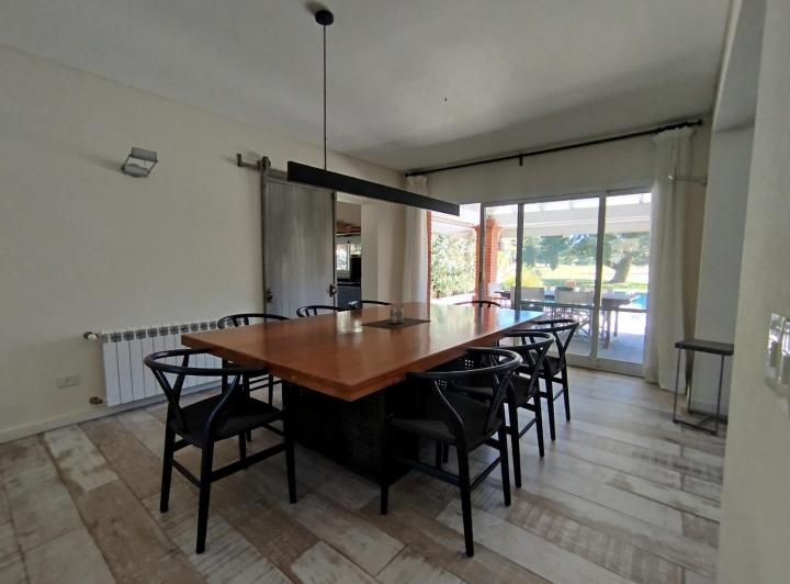 Casa · 220m² · 6 Ambientes · 3 Cocheras
