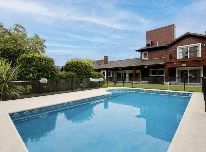 Casa · 253m² · 5 Ambientes · 4 Cocheras