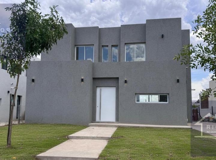 Casa · 190m² · 4 Ambientes · 2 Cocheras