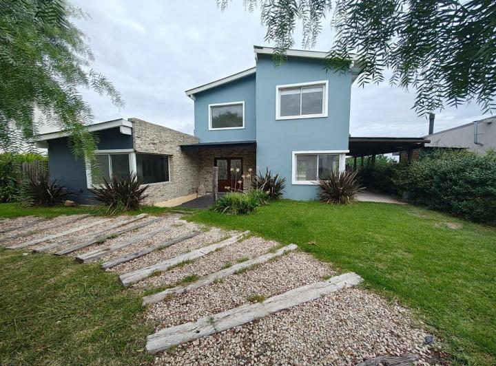 Casa · 232m² · 5 Ambientes · 2 Cocheras